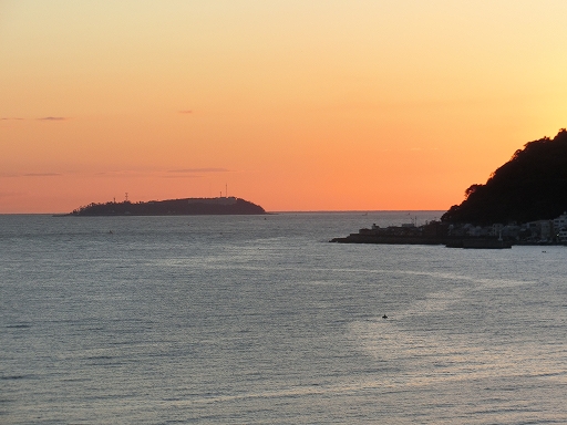 写真4 宿から望む初島